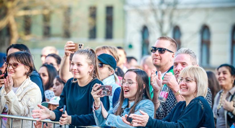 Király Viktor feltüzelte a közönséget Szekszárdon (videó)