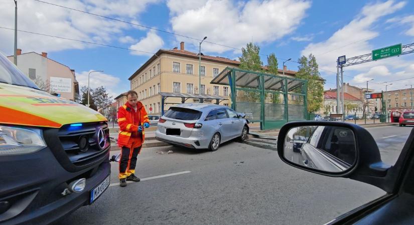 Súlyos baleset Szegeden: két autó csapódott egymásnak a Kossuth Lajos sugárútnál