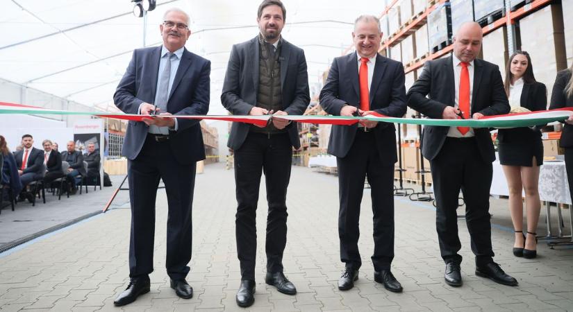 Új távlatok nyílnak: egy modern logisztikai központtal gazdagodott a nyírségi város ipari parkja (fotókkal)