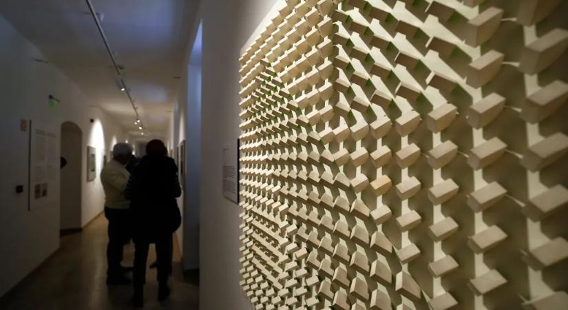 Victor Vasarely születésnapján nyitott újra az op-art mesterének pécsi kiállítása