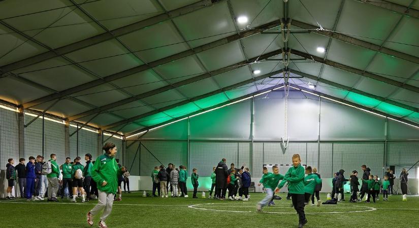 Befedték Csornán a műfüves pályát - galéria