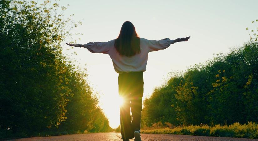 Napi horoszkóp 2026. április 10: tisztánlátást hoz sokaknak a Hold és a Merkúr fényszöge