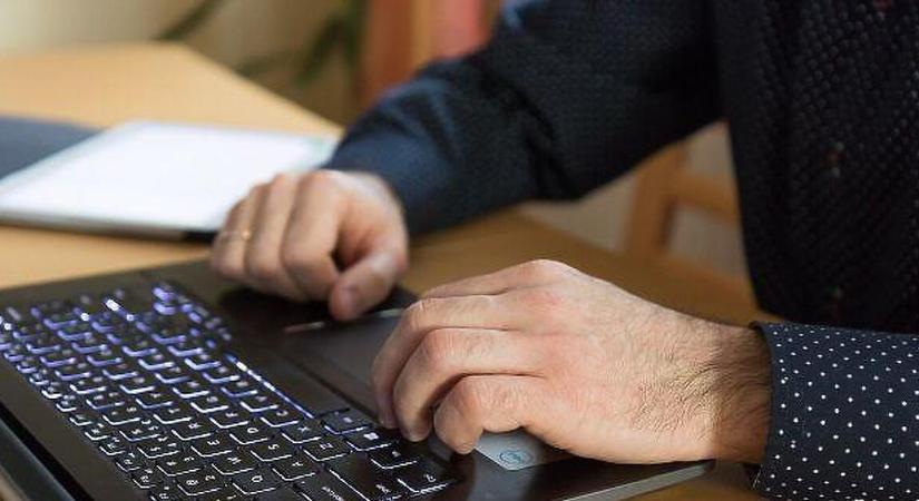 Több száz kormányzati emailcím és jelszó szivároghatott ki Magyarországról