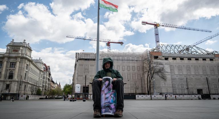 Ledarálta a fia ujjait egy vidámparki játék, az apa most a Parlamentnél éhezik, hogy más gyermek ne járjon így