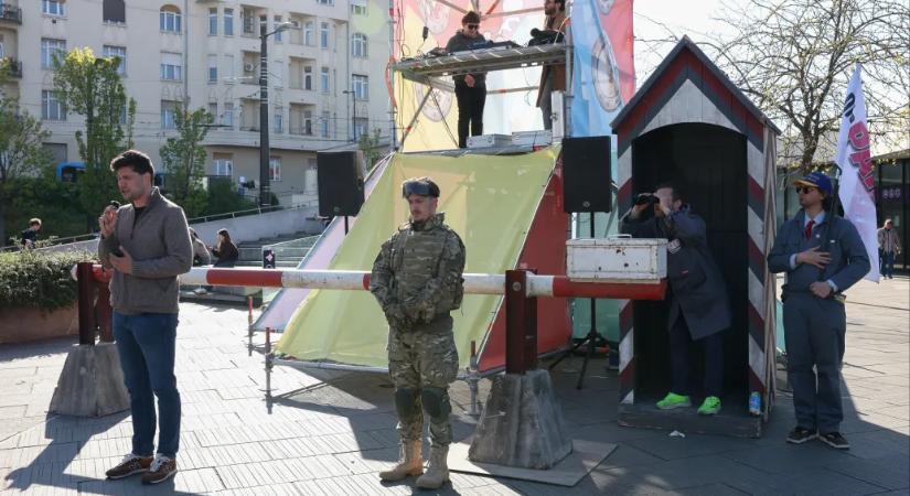 Határsorompót állított fel a Széll Kálmán téren a Kutyapárt, hogy megmutassák, mi forog kockán egy újabb Fidesz-győzelemmel