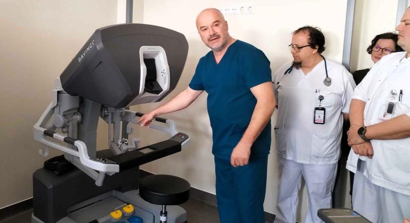 Csúcstechnológiás robotsebészeti eszköz érkezett a csíkszeredai kórházba