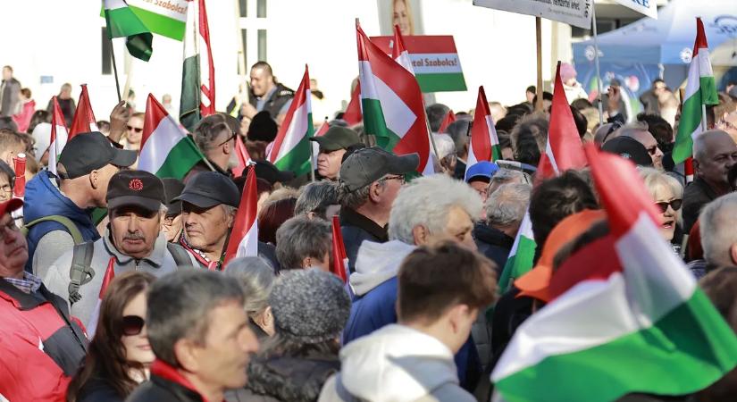 Gyűlik a tömeg Debrecenben: rengetegen várják Orbán Viktort