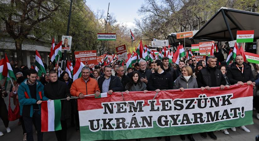 Máris hatalmas tömeg gyülekezik Debrecenben, hogy láthassák Orbán Viktort - Fotó