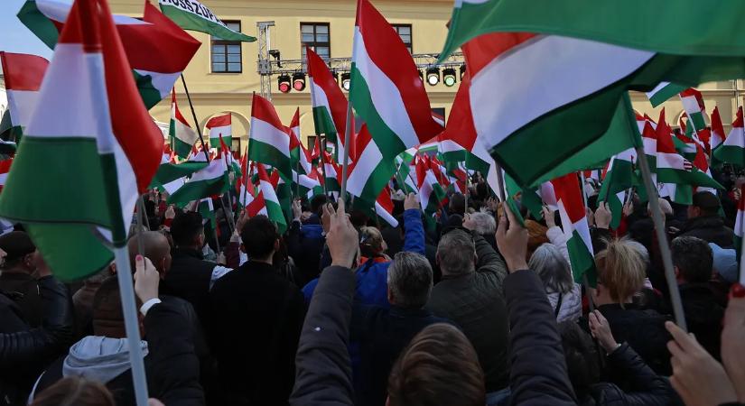 Megérkeztek az első képek - már gyülekezik a tömeg az országjárás debreceni állomásán