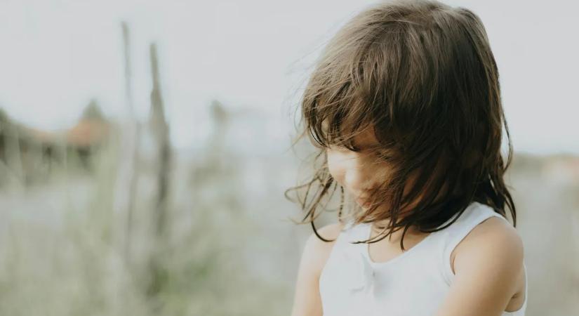 „Még a hátsó kertbe sem merünk kimenni” – Minden nap rettegve él a napsütés miatt a 9 hónapos Amelia