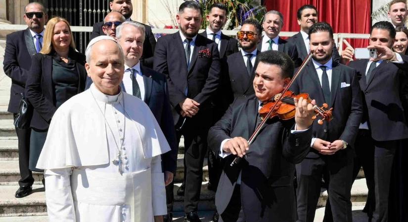 Történelmi pillanat a Vatikánban – A Szentatyának, XIV. Leó pápának hegedült Mága Zoltán