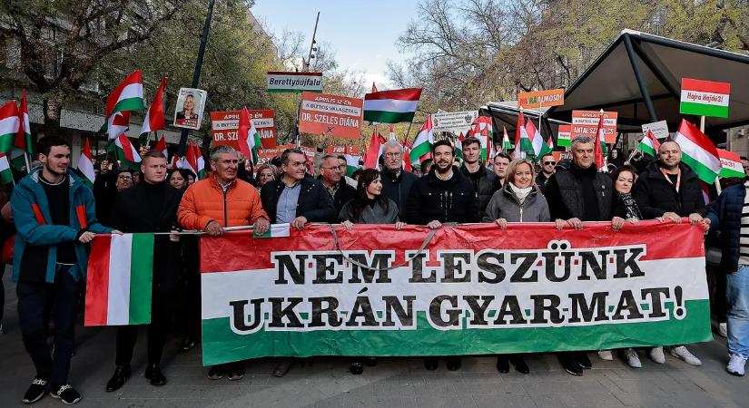 Óriási tömeg áll ki Orbán Viktor mellett a debreceni békemeneten is