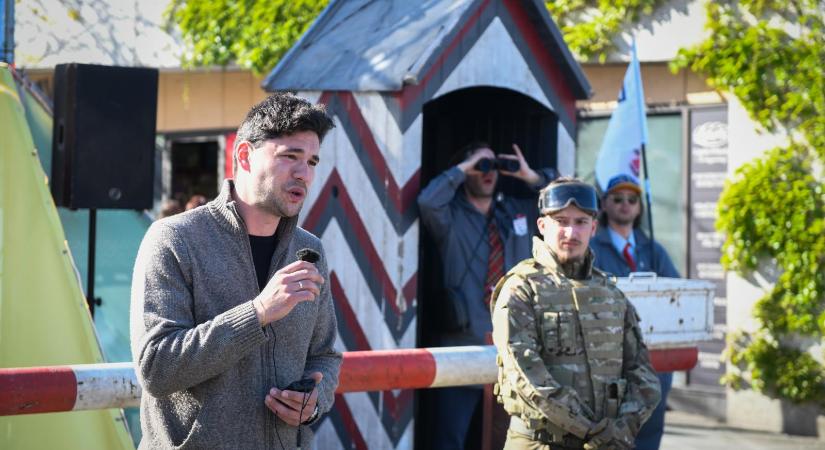 Rendkívüli történésektől volt mentes a Kutyapárt rendkívüli sajtótájékoztatója