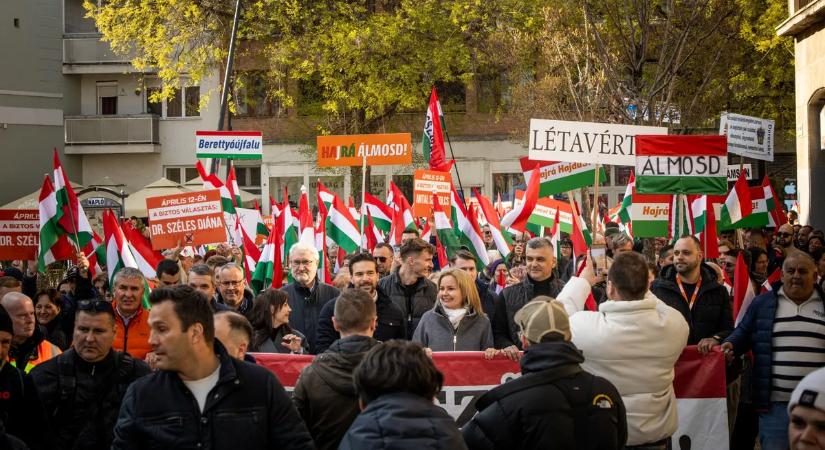 Elképesztő embertömeg: hidegrázós fotók érkeztek a debreceni békemenetről