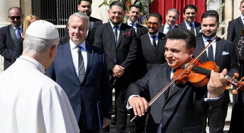 A Szentatyának, XIV. Leó pápának hegedült Mága Zoltán – történelmi pillanat a Vatikánban