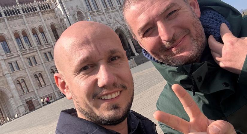 Éhségsztrájk a Parlamentnél: Rónai Sándor kiállt a kétségbeesett apa mellett