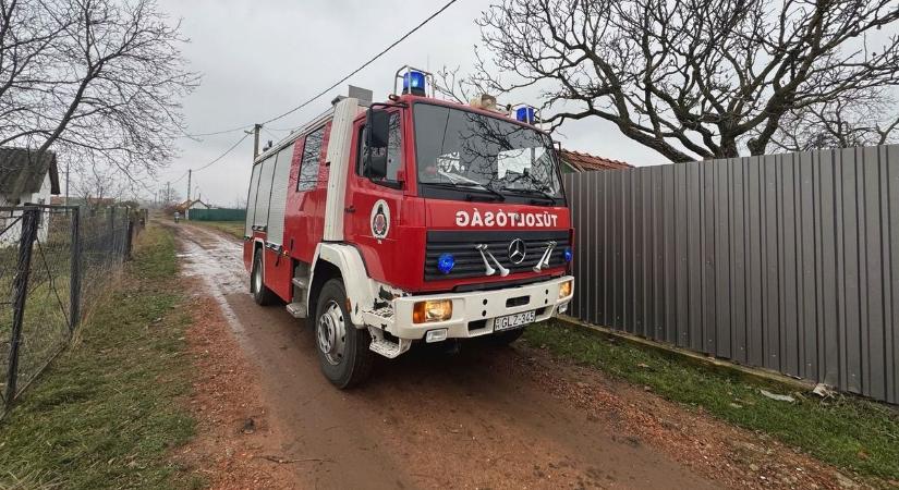 Kigyulladt egy lakóház Hajdú-Biharban, két vármegyéből érkeztek eloltani a lángokat!
