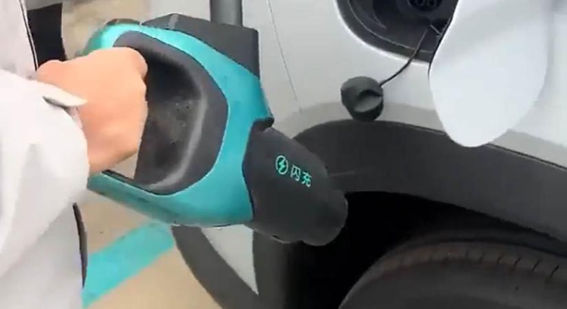 Nagyon pörög az őrülten pörgő kínai töltőről készült felvétel