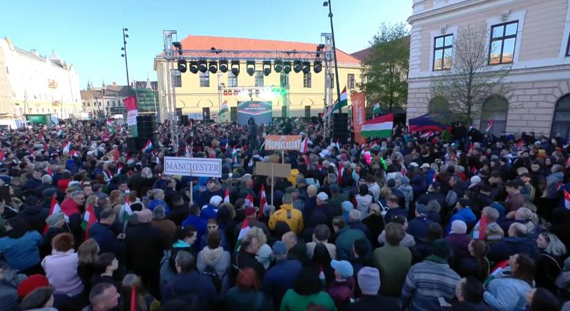 Országjárás: Debrecenben óriási a tömeg, mert tudják: "mindig óriási tétje van 1-1 választásnak"