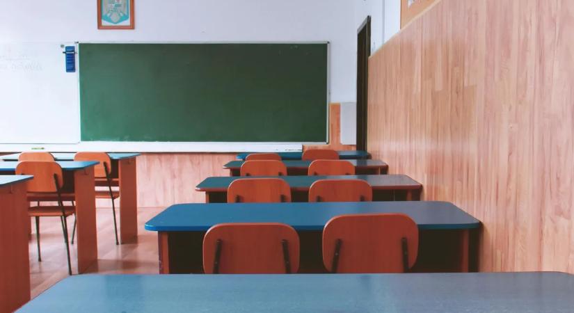 Menstruációs görcsök miatt szenvedett a kislány az iskolában: a tanára reakciója mindenkit megdöbbentett