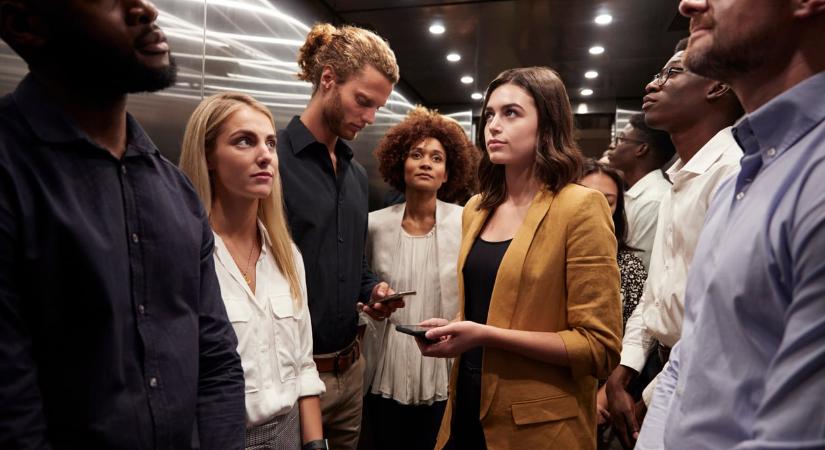 Megannyi kérdés és kimondatlan szabály: Miért viselkedünk furcsán a liftben?