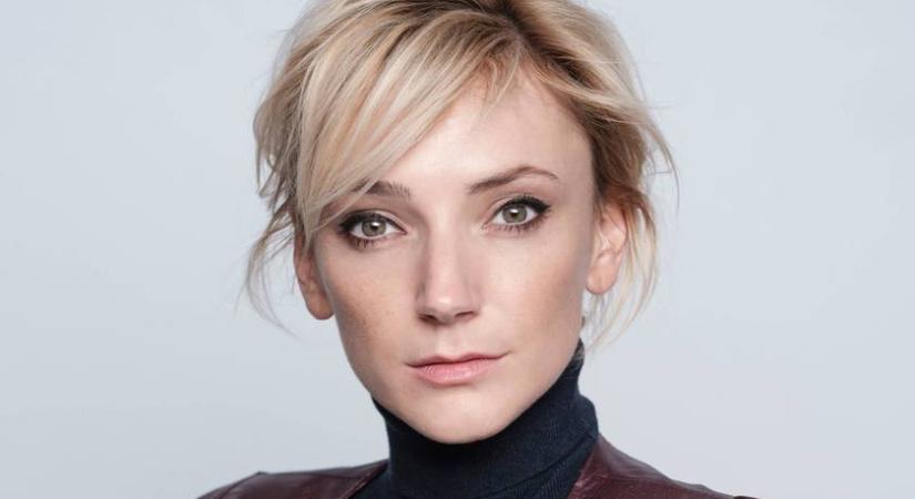 Borbély Alexandra semmit nem vett a kigombolt felső alá: alig takarta a dekoltázsát valami