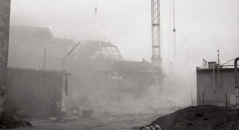 Másodpercek alatt dőlt le a 28 méteres kémény Győrben