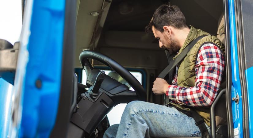 Újabb trükk az M1-esen: így próbálta kijátszani a biztonsági övet a kamionsofőr