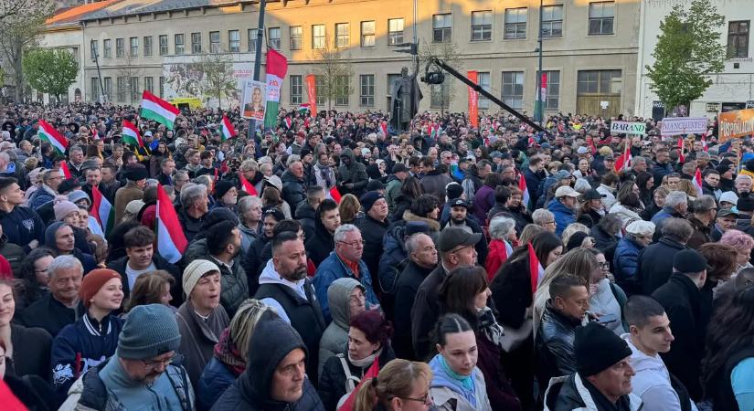 Zsúfolásig megtelt tér és zászlótenger Orbán Viktor debreceni országjárásán