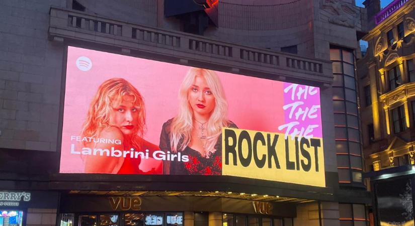 A stage diving veszélyes üzem: fejsérülést szenvedett a Lambrini Girls énekesnője