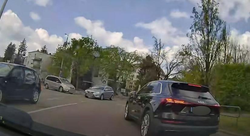 A bunkóság magasiskolája, amit ez az autós művelt Debrecenben, hajszálon múlt a baleset - videóval