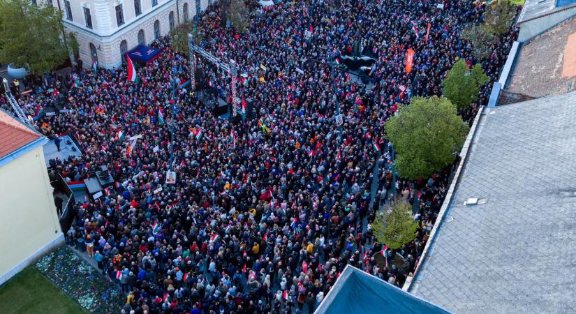 Befutottak az első drónfelvételek Debrecenből: végeláthatatlan tömeg az utcákon, egy gombostűt nem lehetett leejteni