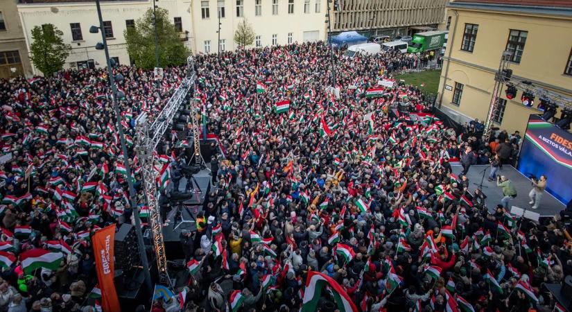 Szenzációs drónfotók érkeztek: teljesen megtelt a Dósa Nádor tér