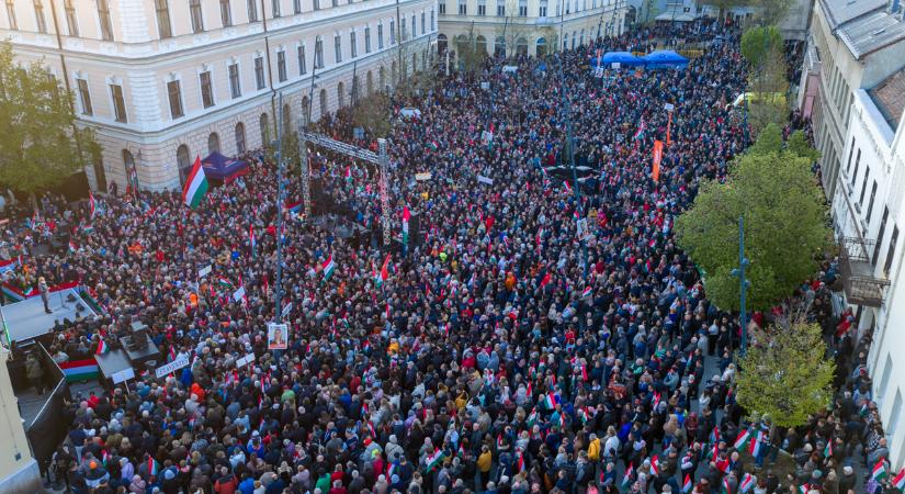 Megtöltötték a helyiek a teret: Mutatjuk Orbán Viktor debreceni beszédét - Galéria