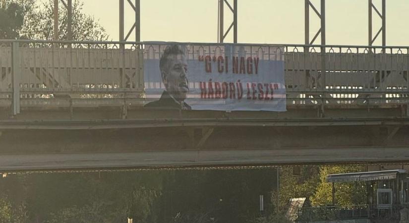 Hatalmas molinóval várták Magyar Pétert Győrben - Mutatjuk a feliratot