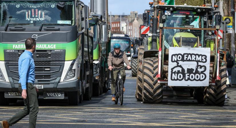 Írországba a hadsereggel oszlatják fel az elszállt üzemanyagárak ellen tüntetők útblokádjait