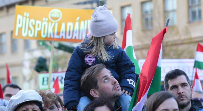 Megtaláltuk a debreceni gyűlés közepén a legtündéribb kis hazafit - Fotó