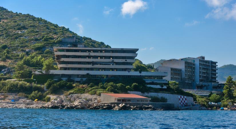 Egykor ezreket fogadott be ez a szálloda, ma a tengerbe hullanak darabjai