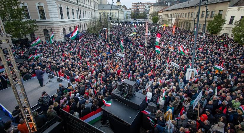 Végeláthatatlan tömeg, rengeteg békeszerető ember Debrecenben - Galéria