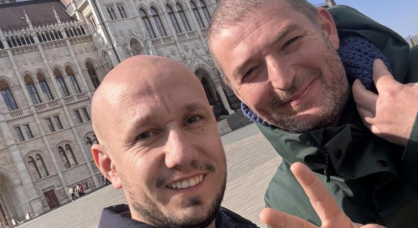 Éhségsztrájkol egy apa az Országház előtt, mert kisfia ujjait szinte ledarálta egy játék egy rendezvényen