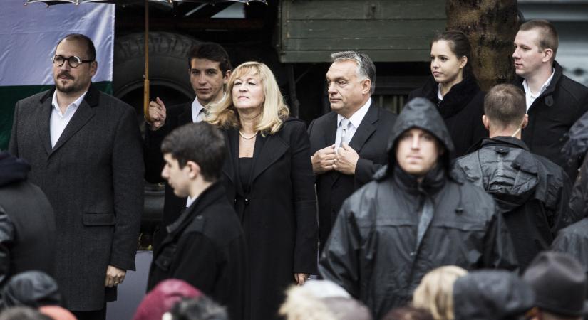 Orbán meglocsolta Schmidt Máriát