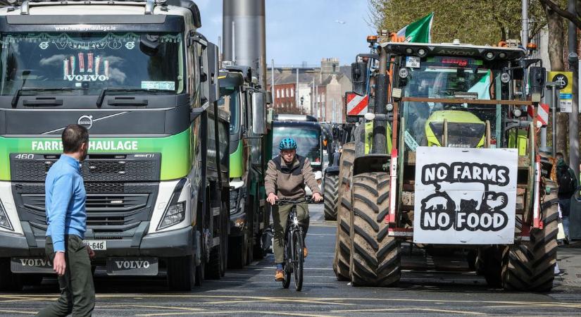 Energiatüntetések az EU egyik leggazdagabb országában: traktorokkal és kamionokkal állították le a közlekedést