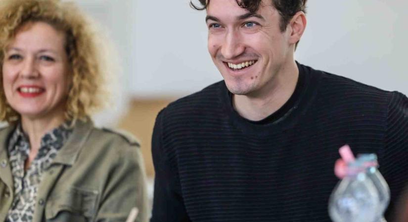 „ÉRDEKES, HOGY EGY ENNYIRE ÖNZŐ EMBER HOGYAN TUD ENNYIRE VONZÓ LENNI” Interjú Rohonyi Barnabással