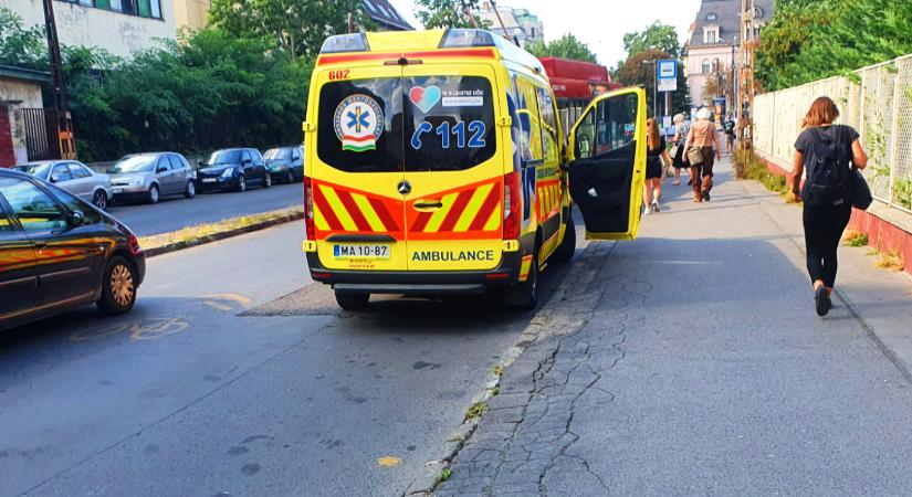 Vance konvoja miatt percekre megállítottak egy mentőautót az Andrássyn