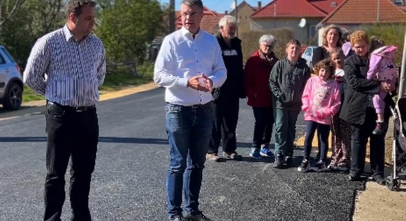 Szalagvágásra írt mulatós slágert Ágh Péter