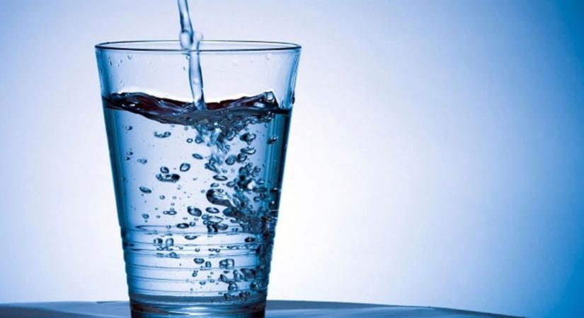 Csőtörés történt Győr egyik forgalmas helyszínén, nincs ivóvízellátás az út teljes szakaszán