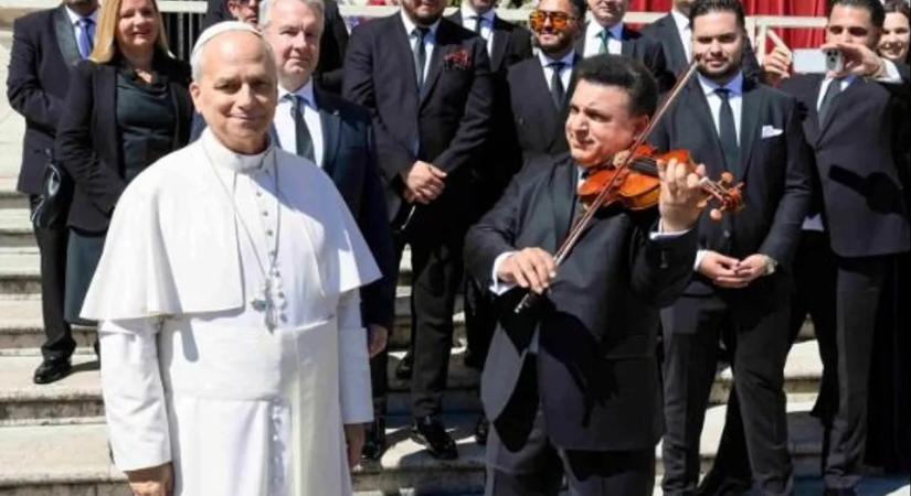 Mága Zoltán XIV. Leó pápának hegedült a Vatikánban: különleges ajándékkal lepte meg a Szentatyát