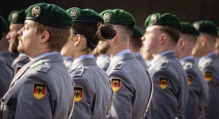 Berlin magyarázkodik: egyelőre nem kell katonai engedély a külföldre utazó német férfiaknak