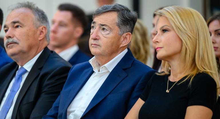 Új járművet kaptak a bicskei közterület-felügyelők Mészáros Lőrinctől