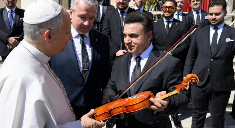 Nem mindennapi fellépés: XIV. Leó pápának hegedült Mága Zoltán